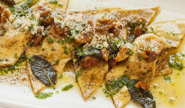 Ravioli di zucca e ricotta con salsa alle noci