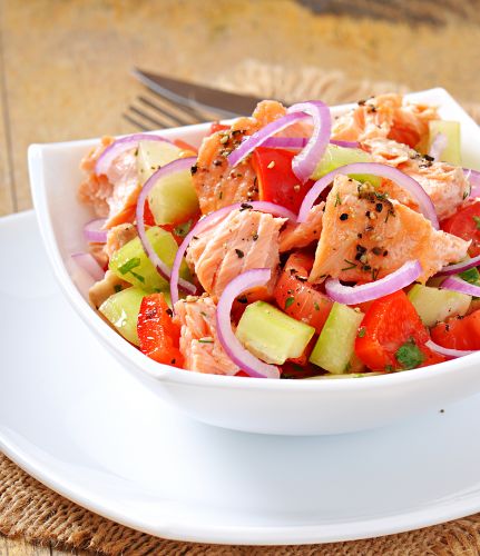 Insalata di verdura e salmone