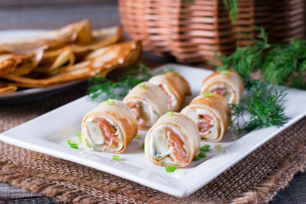 Maki di tortilla al salmone affumicato, Philadelphia e cetrioli