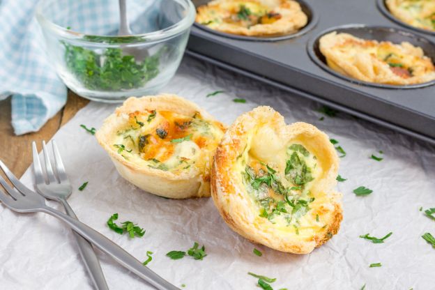 Mini quiches con pancetta, pomodoro, basilico e Babybel