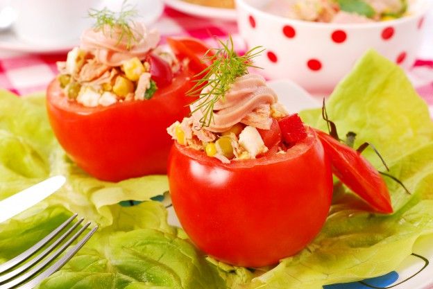 Pomodori ripieni con insalata ricca