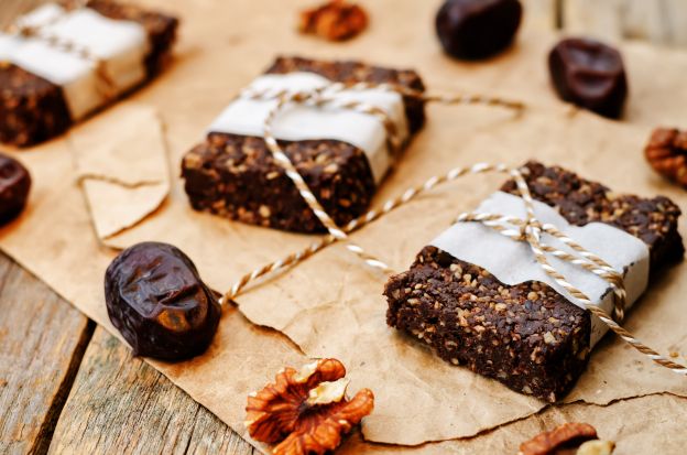 Barrette vegan con datteri, cocco, noci e cioccolato