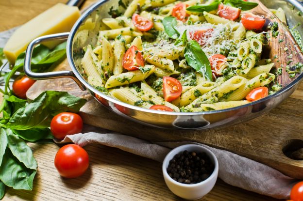 Penne rigate con crema di spinaci e pomodoro fresco