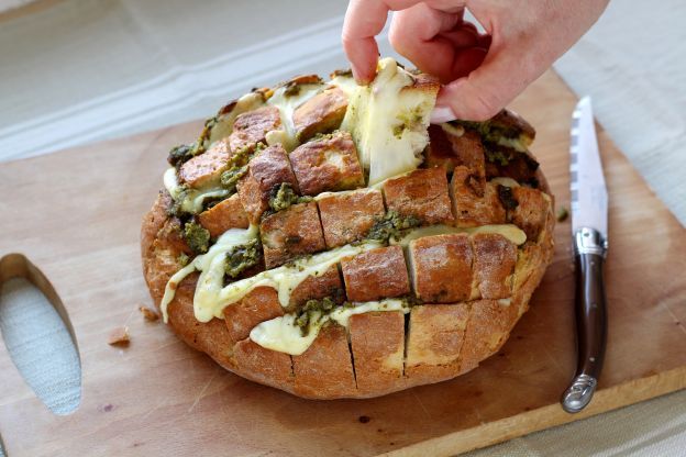 Pagnotta pesto e formaggio filante