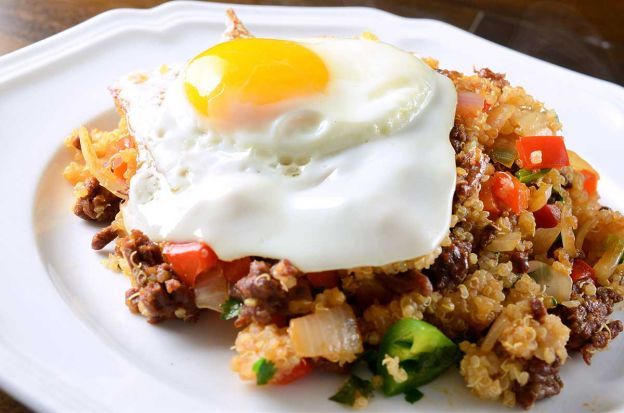 Quinoa con verdure saltate e uovo