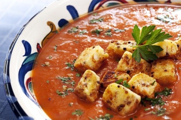 ZUPPA AL POMODORO CON CROSTINI E FORMAGGIO