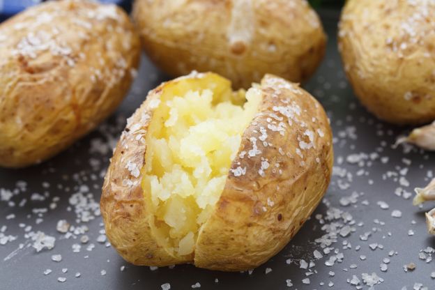 Patate al forno con sale e crema di cipolle