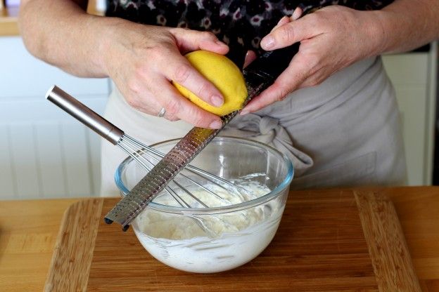 Aggiungete la scorza di limone