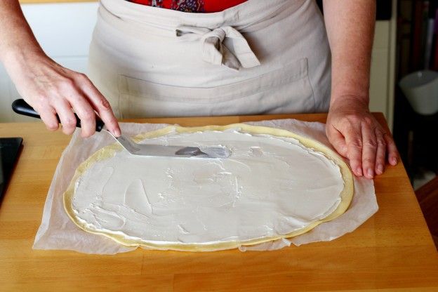 Stendete il formaggio fresco sulla pasta