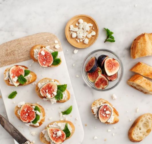 Crostini di fichi, feta e menta