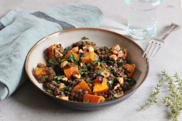 Insalata proteica di lenticchie con nocciole e zucca