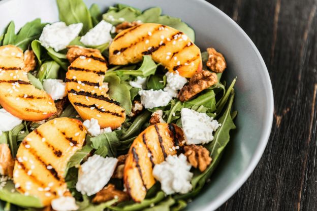 Insalata di pesche e feta