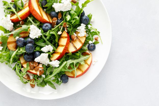 Insalata di pesche, mirtilli e formaggio di capra alla griglia