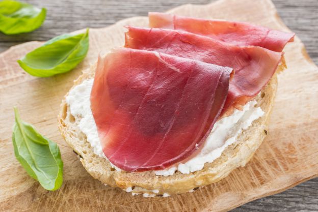 Brindisi di bresaola e formaggio di capra