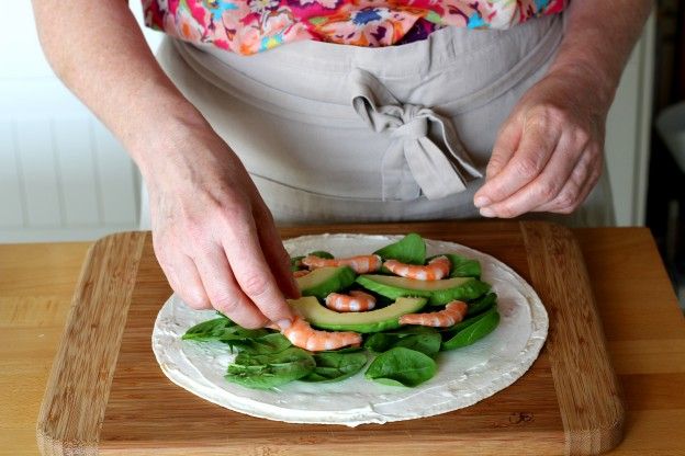 Aggiungete le fette di avocado ed i gamberetti