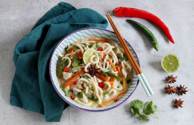 Zuppa Thaï al pollo, latte di cocco e udon