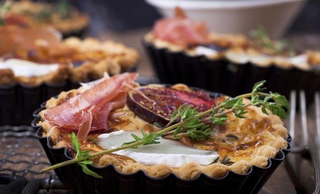 Mini quiches ai fichi, formaggio e prosciutto