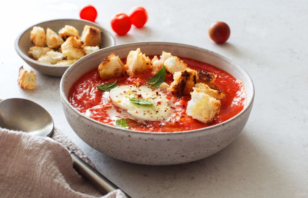 Zuppa al pomodoro con crostini e formaggio