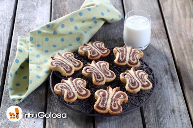 Biscotti bicolore a forma di farfalla