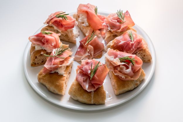 Crostini di prosciutto e burrata