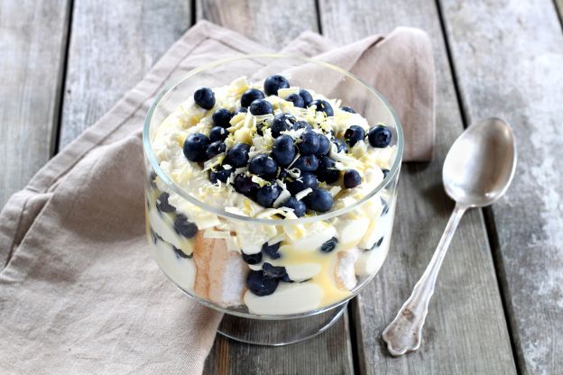 Trifle ai mirtilli e al limoncello