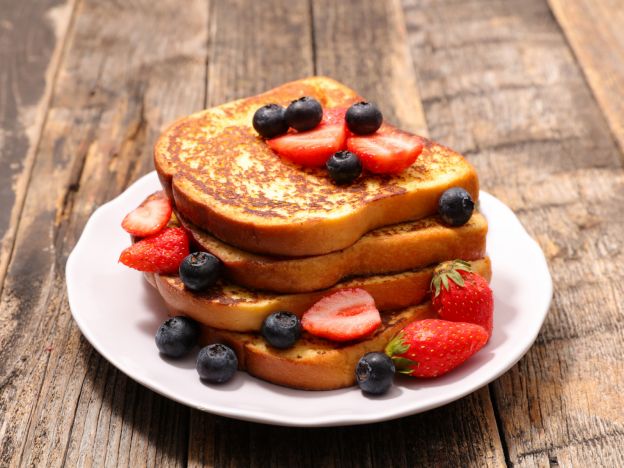 Utilizzare pane per toast fresco per fare un toast alla francese