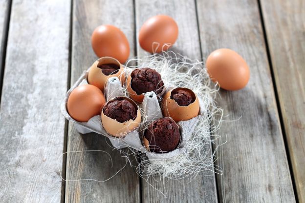 Muffin al cioccolato serviti nelle uova