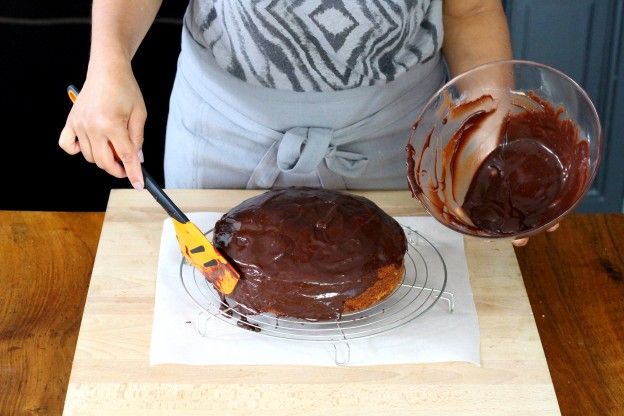 Ricoprite la torta con la copertura