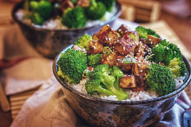 Poke bowl vegano con broccoli e tofu