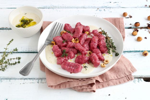 Gnocchi di barbabietola con salsa di panna e nocciole