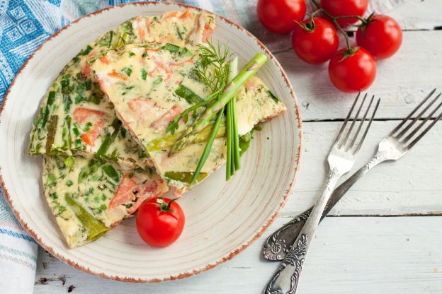 Frittata con salmone e asparagi verdi