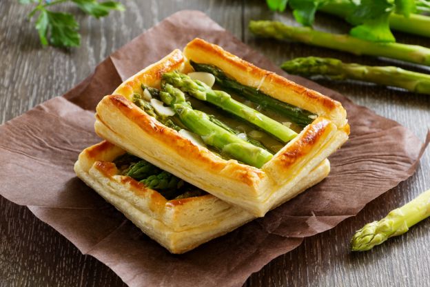 Mini quiche quadrate con gli asparagi