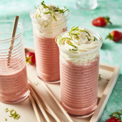 Frullato di gelato alla fragola e alla vaniglia