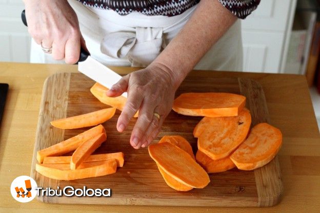 Lavate e poi tagliate le patate dolci a bastoncini di 1,5 cm di spessore