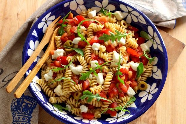 Pasta con pomodoro, formaggio e rucola