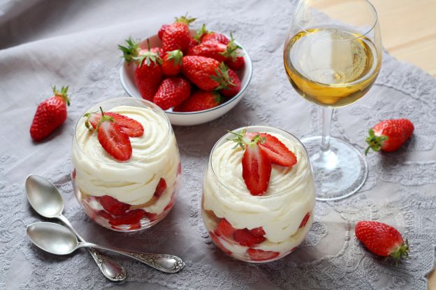 Tiramisù alle fragole in un bicchierino di vetro