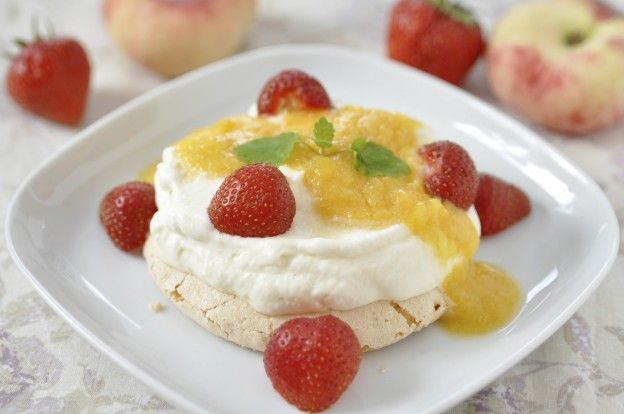 Pavlova pesche e amaretti