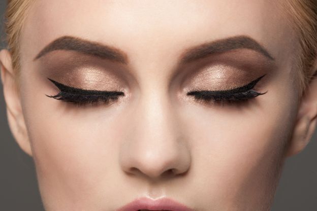 più strati di eyeliner per un look definito