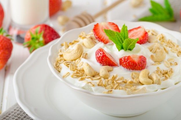 Yogurt con cereali e fragole