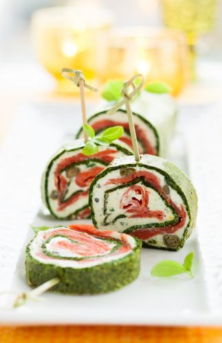 Rotolo di spinaci ripieno di Philadelphia, prosciutto crudo e capperi