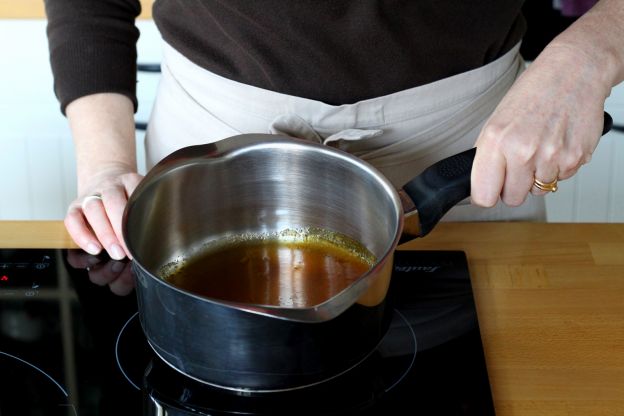 Mescolare lo zucchero quando si prepara il caramello a secco