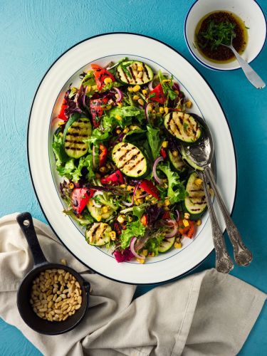 Insalata estiva di verdure grigliate con vinaigrette al balsamico