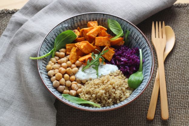 Buddha bowl con patate dolci e quinoa