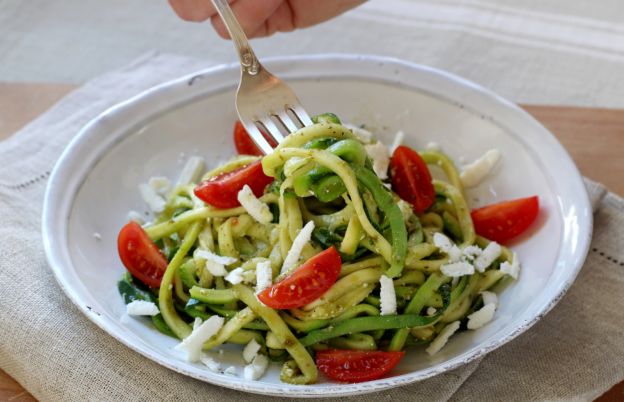 Zoodles con pesto, fagiolini, pomodorini e feta