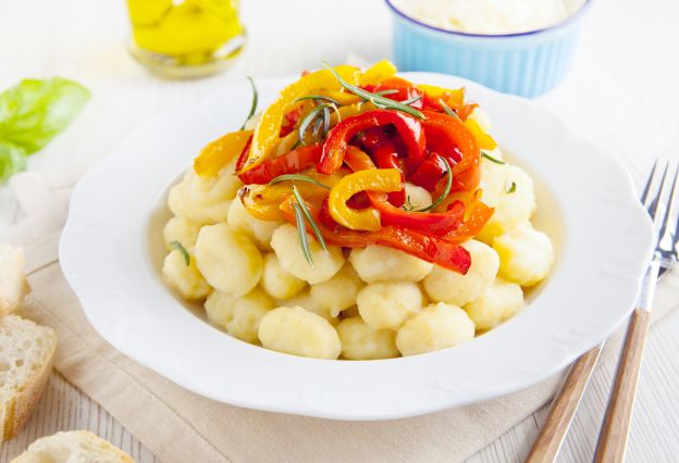 Gnocchi fatti in casa con sugo ai peperoni e rosmarino