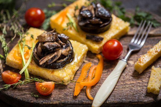 Polenta di mais con funghi fritti e melanzane