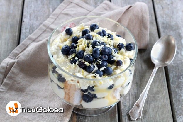 Trifle ai mirtilli e al limoncello