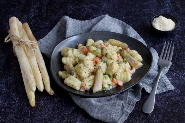 Gnocchi con crema d'asparagi e gamberetti