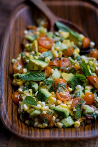 Insalata di mais, pomodoro, avocado e basilico