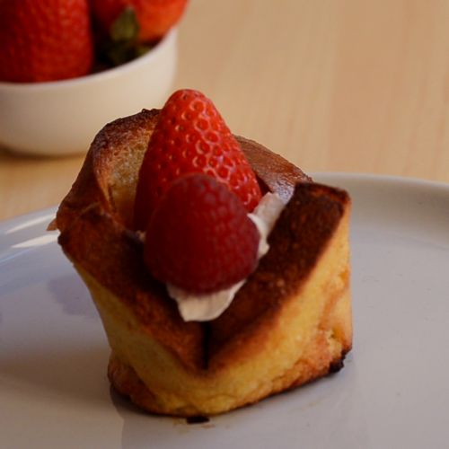 11. Riempire il muffin con panna montata e qualche fragola tagliata a pezzettini.